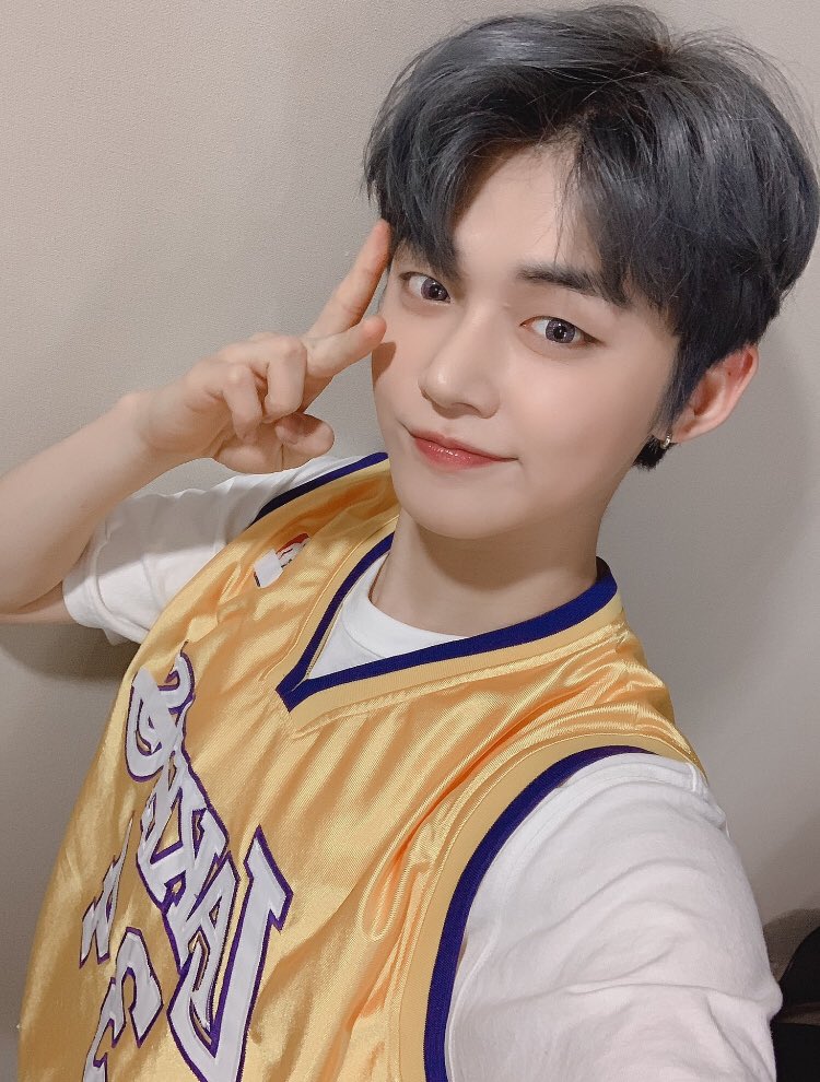 TXTUPDATES14's tweet photo. I was really surprised to hear that a lot of you came to cheer for us when we were recording today ㅠㅠ I was so moved by it all ㅠㅠㅠㅠ Thank you so much for our fans for cheering for us today ❤️ #YEONJUN https://t.co/gPgfCN4J7d
