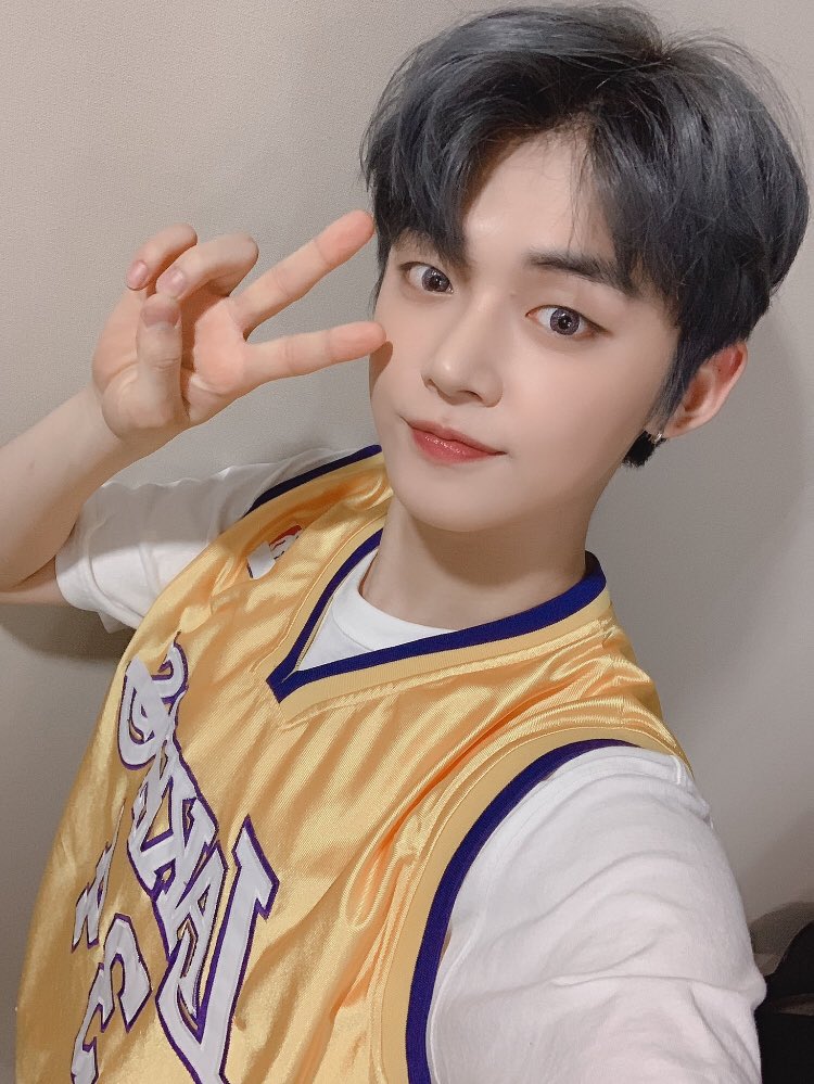 TXTUPDATES14's tweet photo. I was really surprised to hear that a lot of you came to cheer for us when we were recording today ㅠㅠ I was so moved by it all ㅠㅠㅠㅠ Thank you so much for our fans for cheering for us today ❤️ #YEONJUN https://t.co/gPgfCN4J7d
