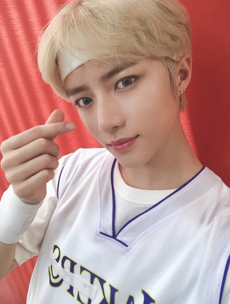 TXTUPDATES14's tweet photo. Thank you for today too to fans, we did an amazing performance. I was so happy because lots of our fans came. 
I'll show even much better performance tomorrow.
Thank you!!!!❣️☺️
🌰 #BEOMGYU https://t.co/OA9xRnfwUu