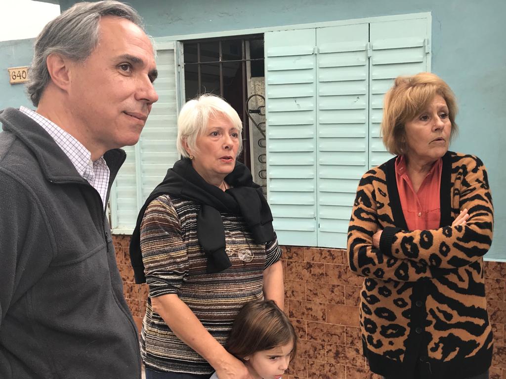 joserarteaga's tweet photo. Nos reunimos con vecinos de #VillaElvira. La inseguridad y la economía son los principales reclamos, como en casi toda #LaPlata.
Entre los presentes había varios que fueron víctimas de robo. Se sienten solos y por eso decidieron instalar alarmas comunitaria para cuidarse e/ellos. https://t.co/s3xElnG3Wk