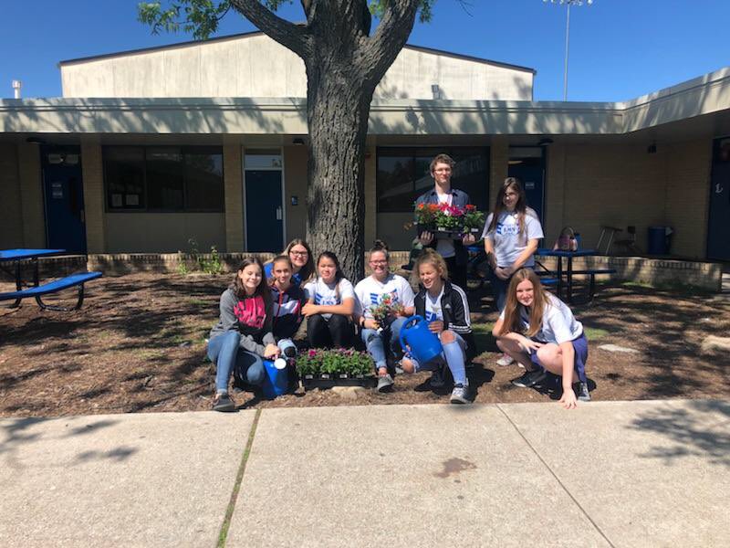 LampasasMS's tweet photo. Thanks to our LMS Special Forces Team and Mrs. Bobo for beautifying the campus!#BeTheOneLMS #GoBeyondLampasas https://t.co/6CcXLTU6JP