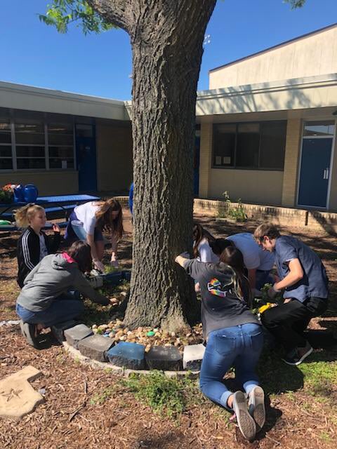 LampasasMS's tweet photo. Thanks to our LMS Special Forces Team and Mrs. Bobo for beautifying the campus!#BeTheOneLMS #GoBeyondLampasas https://t.co/6CcXLTU6JP
