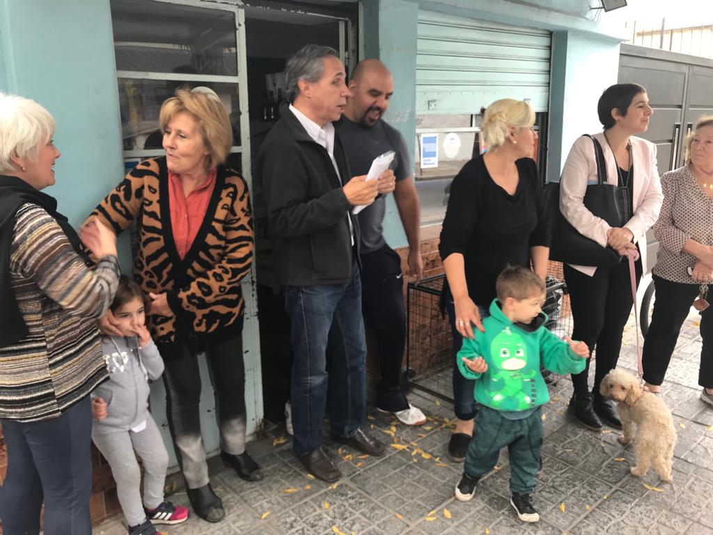joserarteaga's tweet photo. Nos reunimos con vecinos de #VillaElvira. La inseguridad y la economía son los principales reclamos, como en casi toda #LaPlata.
Entre los presentes había varios que fueron víctimas de robo. Se sienten solos y por eso decidieron instalar alarmas comunitaria para cuidarse e/ellos. https://t.co/s3xElnG3Wk