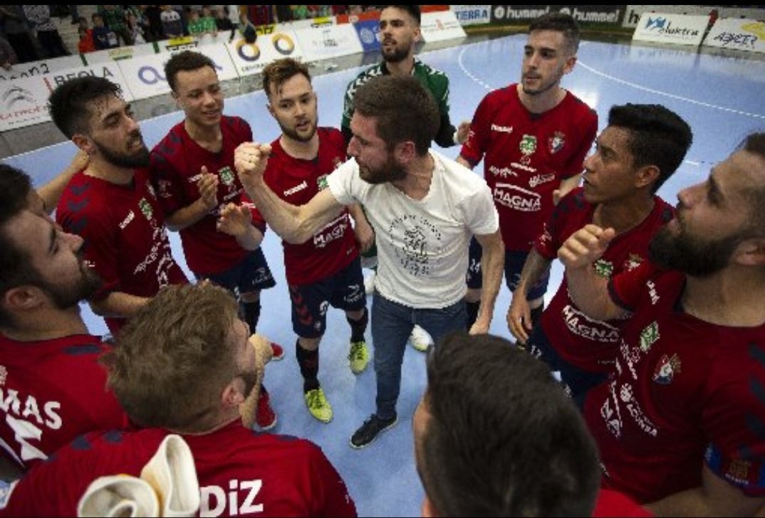 Cuando el capi del <a href="/CDXOTA/">OSASUNA MAGNA</a> <a href="/RobertoMartil/">Roberto Martil</a> habla, los demás escuchan. Así se celebra una histórica tercera plaza. Fotón de mi compañero <a href="/UnaiBeroiz/">Unai Beroiz 🇵🇸</a>. 📸