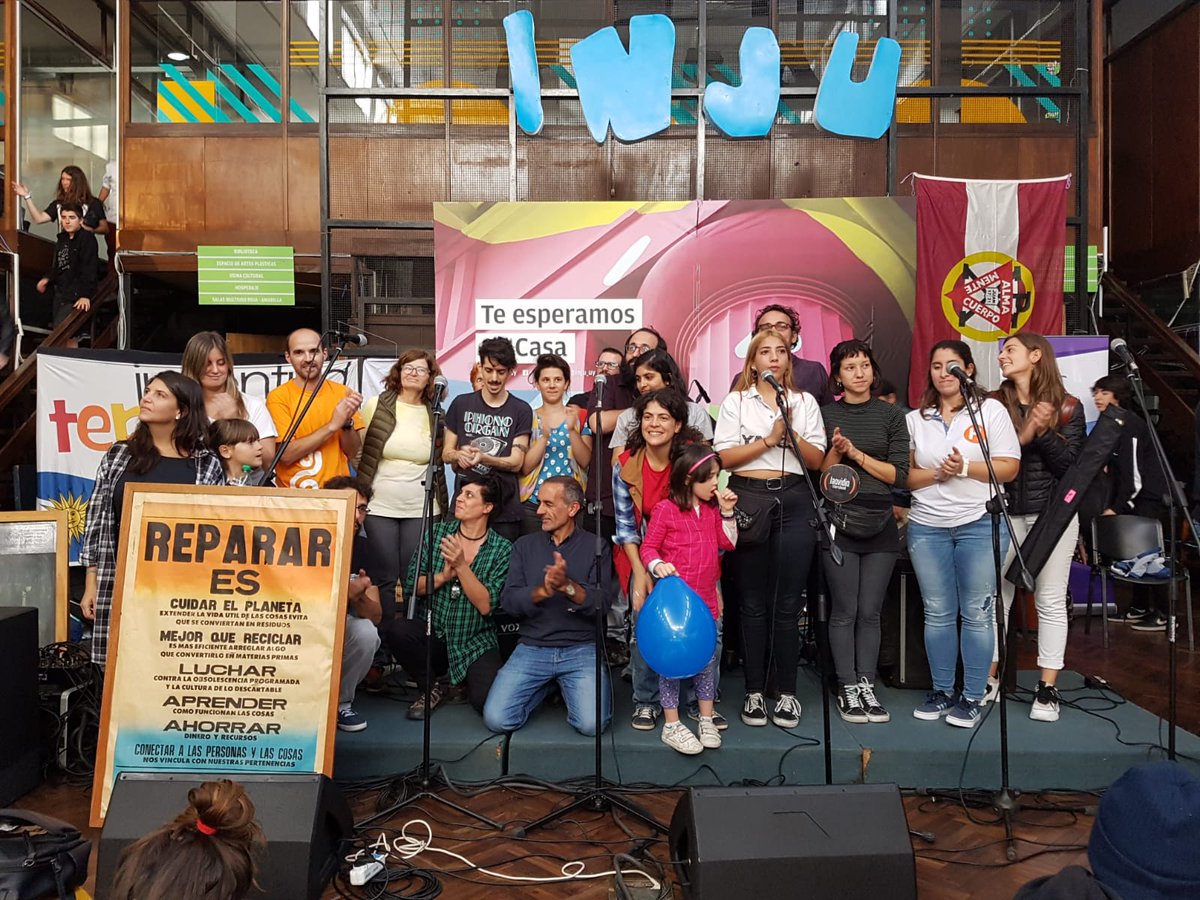 inju_uy's tweet photo. En #CasaINJU desde las 17hs voluntarios y voluntarias en talleres y compartiendo espectáculos de música 💪 #DGVJ https://t.co/isjrRrbW3r