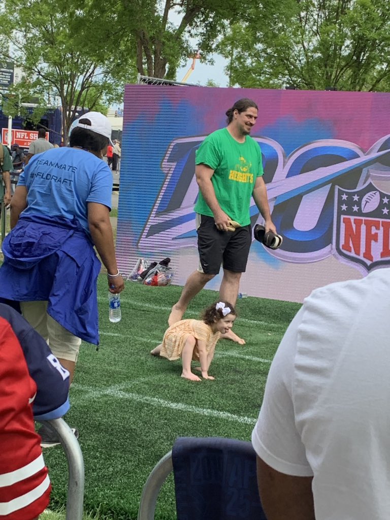 Drekennedy_83's tweet photo. .@Titans’ own @DennisKelly67 & his daughter running the 40 at #NFLDraftExperience. Looks like she’s got it all figured out. #Titans #NFLDraft https://t.co/pOZ5USpbV3