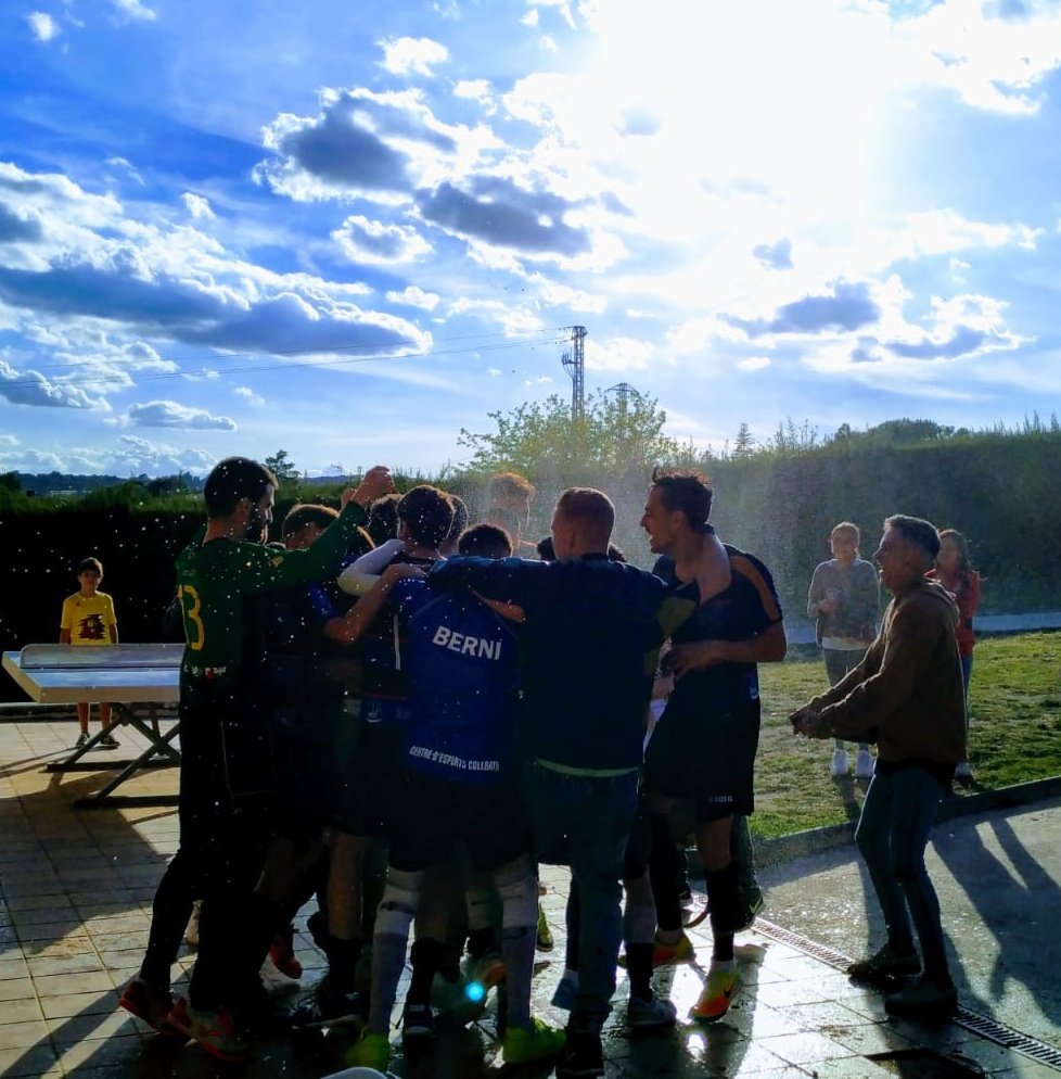 CECollbato's tweet photo. Gran partit del Primer equip per a certificar el campionat de lliga. Després d'uns quants anys sense comptar amb un equip a la categoria sènior, aquest any l'hem recuperat i de quina manera, quedar primers i a punt de tancar una temporada històrica  #Collbató 
#somcollbató https://t.co/nT9JhMl2V7