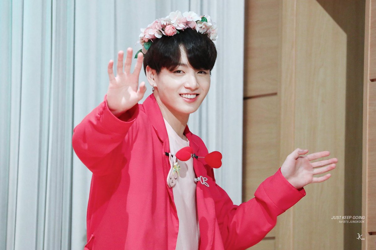 kookpiics's tweet photo. Jungkook is an angel ✨💜
#JUNGKOOK #정국 #BBMAsTopSocial BTS @BTS_twt https://t.co/MFLWLngPaJ