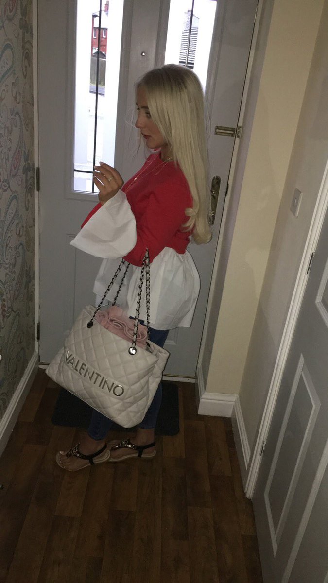 mistressbarbiee's tweet photo. Cinema date with alpha, I’m so cute and small yet so bratty, I could ruin your life just by moving my lips😅

#findom #brat #femdom #cuck #cuckold #sissy #tributeslut #FinDom #bodyworship #caged #brattydomme #bitch https://t.co/wutAYHUOKN