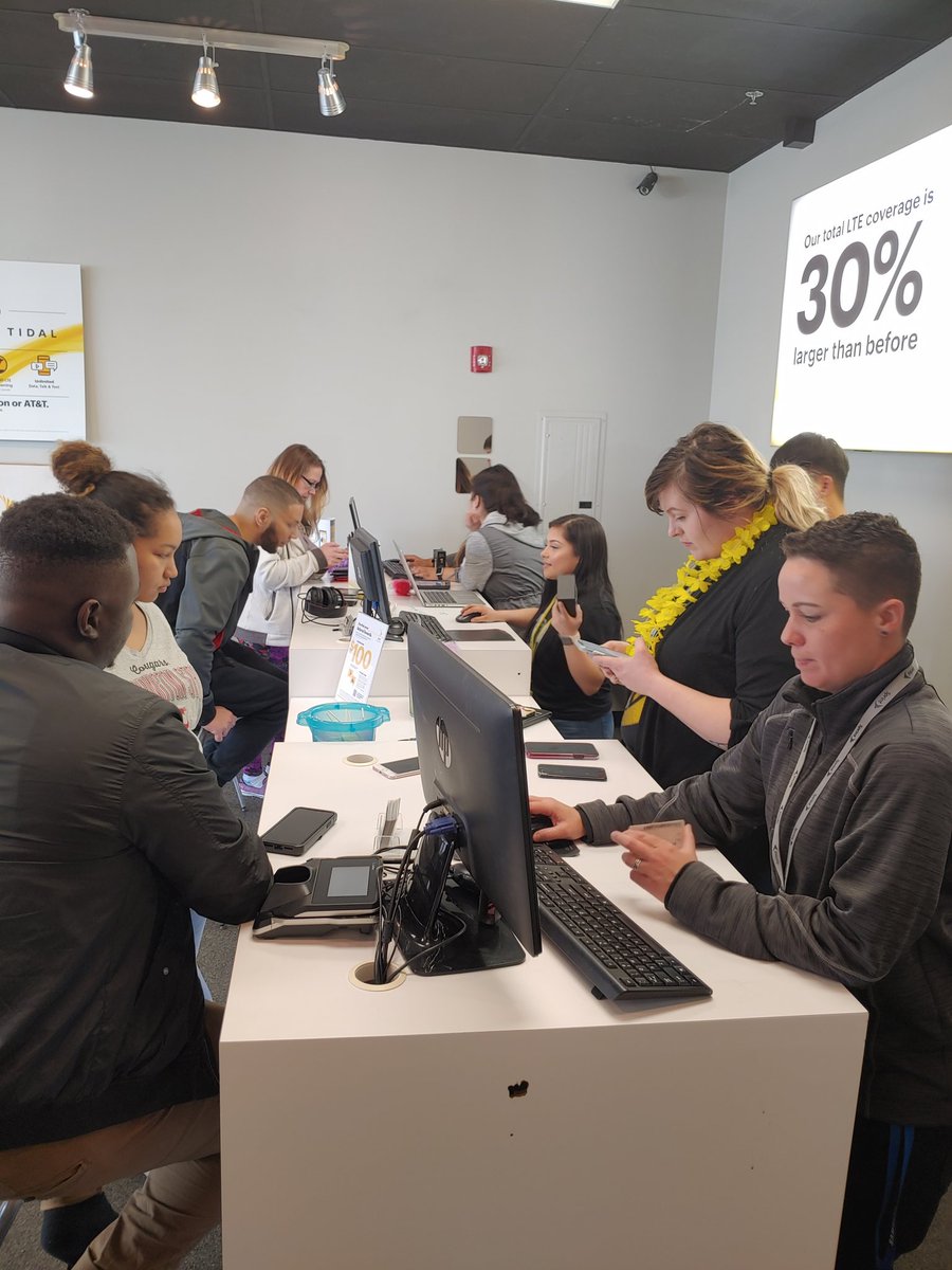 RickWesterdale's tweet photo. Full house at Lacey @ccComm_Sprint This team is bringing the sauce 🌶️🌡️🔥 @JamesLeeWC @Sprint_Ricky #WeAreNW #SSS #winning https://t.co/CyDLTg9f3R