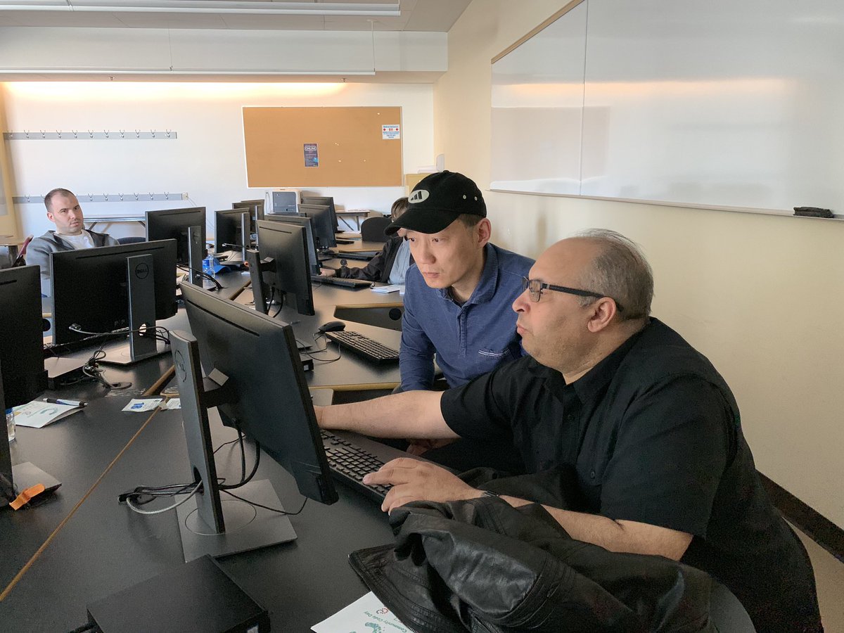 ycomputing's tweet photo. Mr. Said is conducting a virtual reality workshop! #CSforALL #communitycodeday https://t.co/9XTAy6r01Z