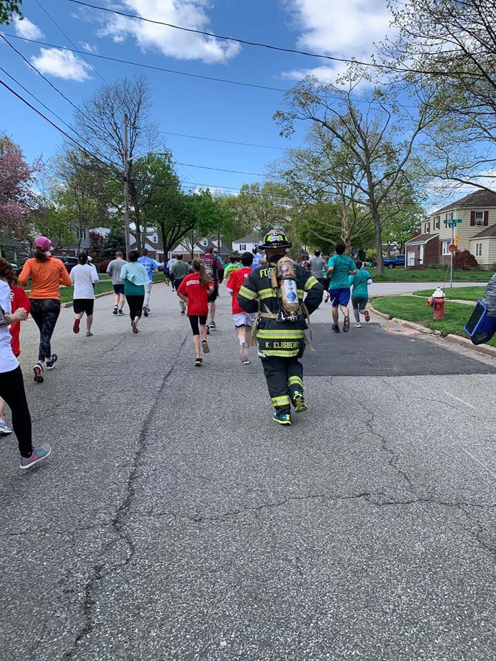 RiverEdgeEA01's tweet photo. River Edge teachers and staff supporting the students and community at the 2019 River Edge Fun Run. #fortheREkids #fortheloveofteachingRE https://t.co/GI1ZoWNMK7