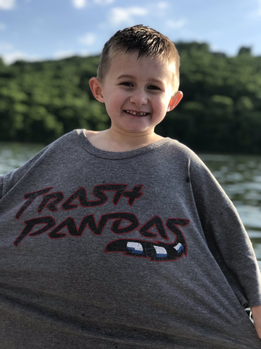 cwcofield's tweet photo. Staying warm in dads @trashpandas shirt on the lake today. #casewalker #guntersville @randicofield https://t.co/F4lIPFBA2Z