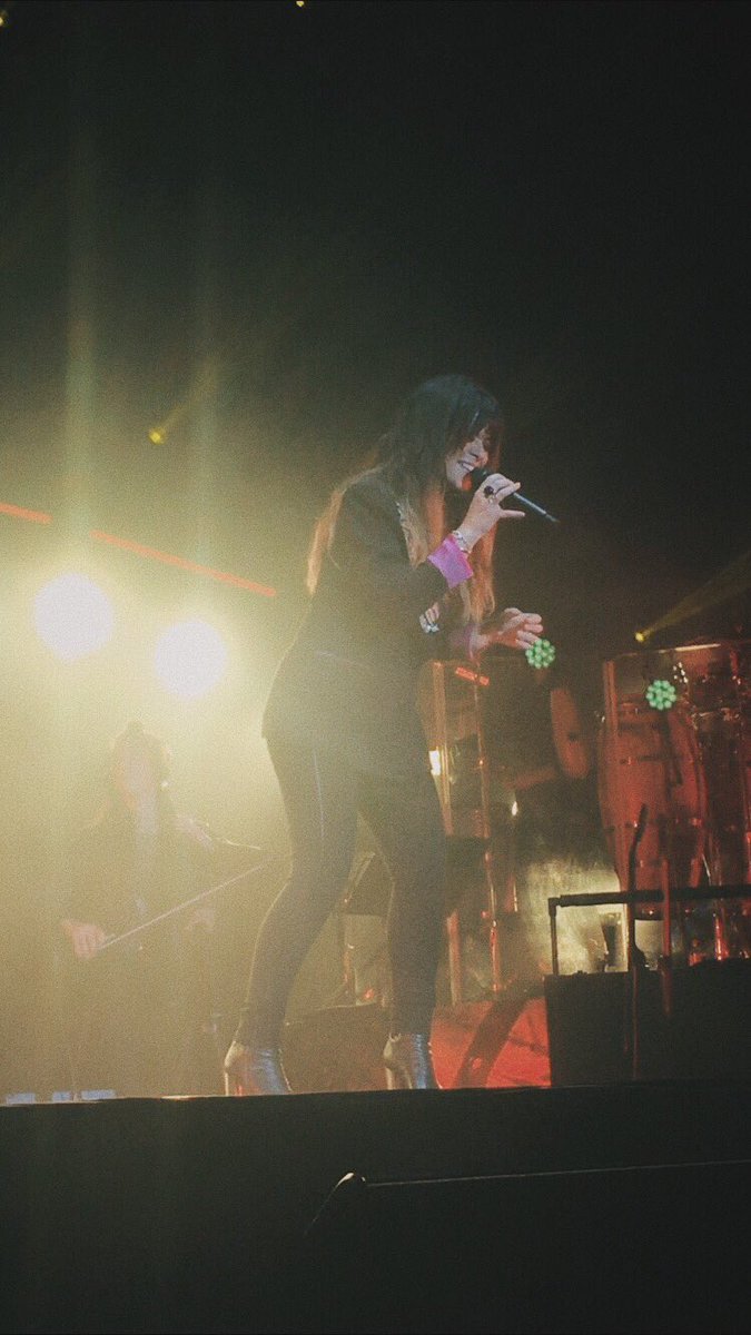 Cristinainkk's tweet photo. Rememorando momentos de anoche y editando algunas fotos me entra la depresión post-concierto y no se que hacer con ella. Conciertos llenos de vida y vida para recordar cada uno de tus conciertos. Bravisima @vanesamartin_ 🔥❤️ #Murcia https://t.co/jGdoC1s47U