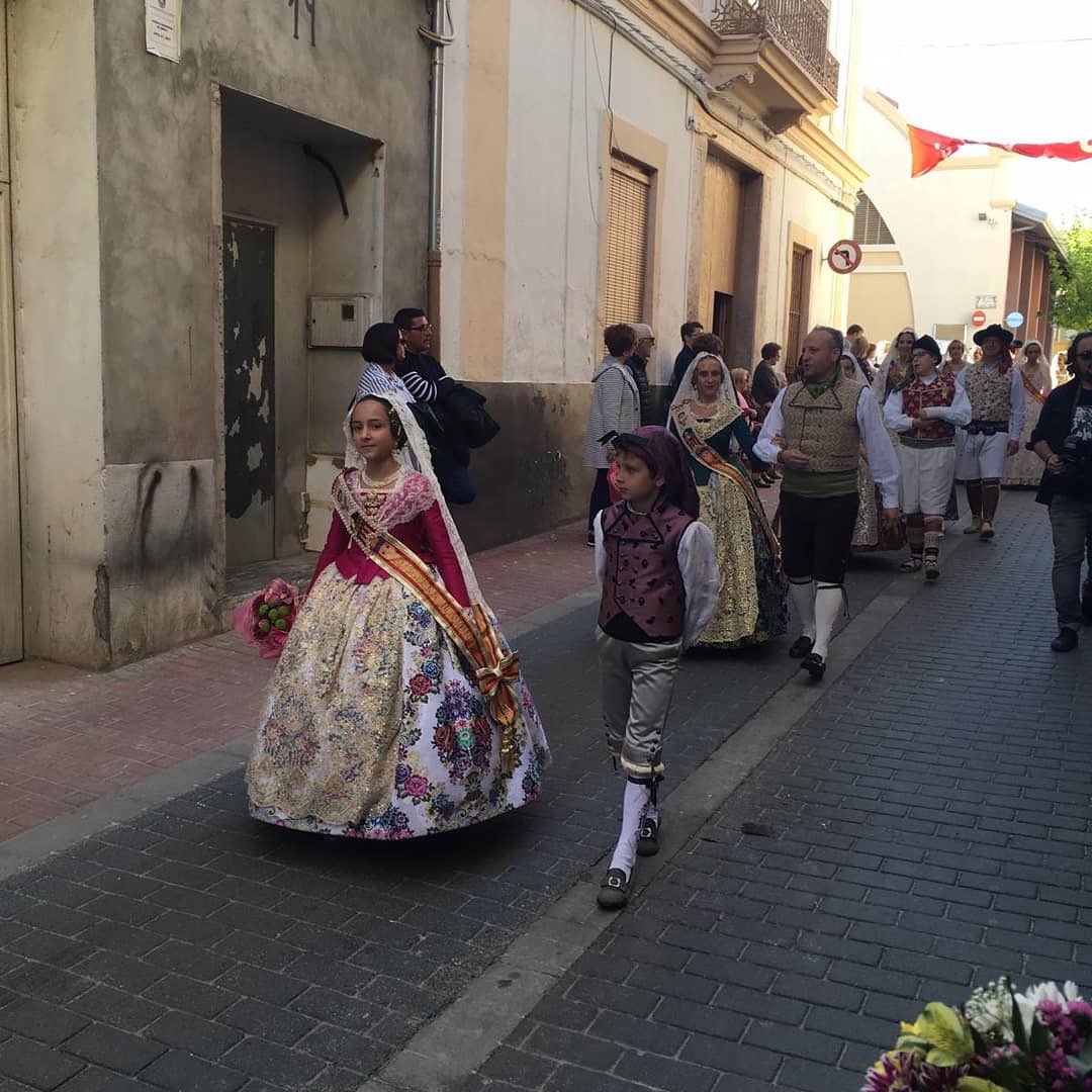 F_RamonyCajal's tweet photo. Les Falles no s'acaben per als representants @F_RamonyCajal i hui han desfilat en l'ofrena a yo.💐#fallesgermanes #falles2019 #Xestenfalles https://t.co/3pHVDfLfNN