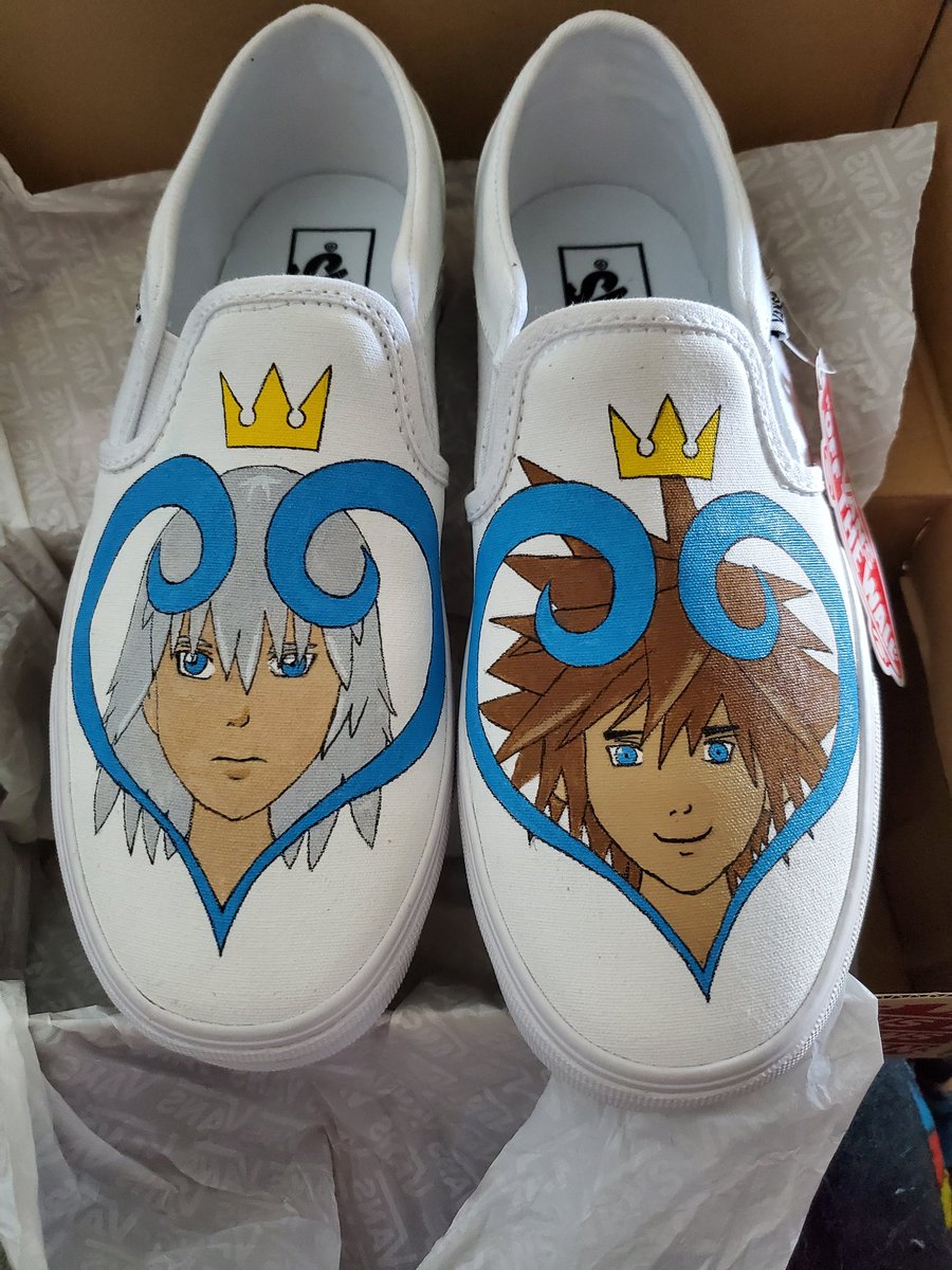 My daughter's custom made nerd @VANS_66 created by @BennClark209 the artist. 😍 #KingdomHearts #Vans #ShoeArt #Nerdware #CustomMade