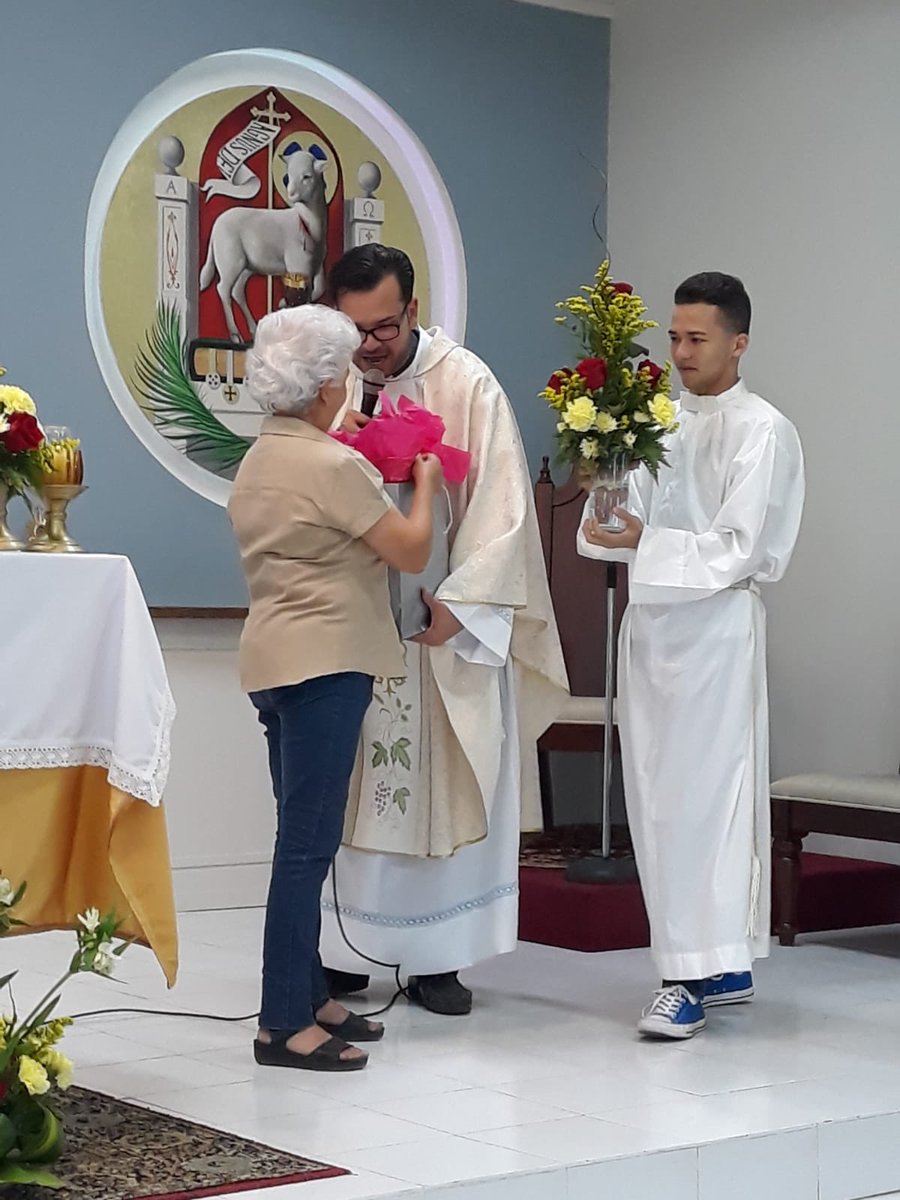 PadreOLugo's tweet photo. HOY rendimos HOMENAJE en Misa a una gran MUJER, SECRETARIA y CONSAGRADA. Gracias Hna. María Victoria, Operaria Parroquial, por su trabajo hecho con tanto profesionalismo, amor, y entrega apostólica. ¡Dios te bendiga! #SecretariaParroquial #OrgulloPlayero https://t.co/RYavJgZGmx
