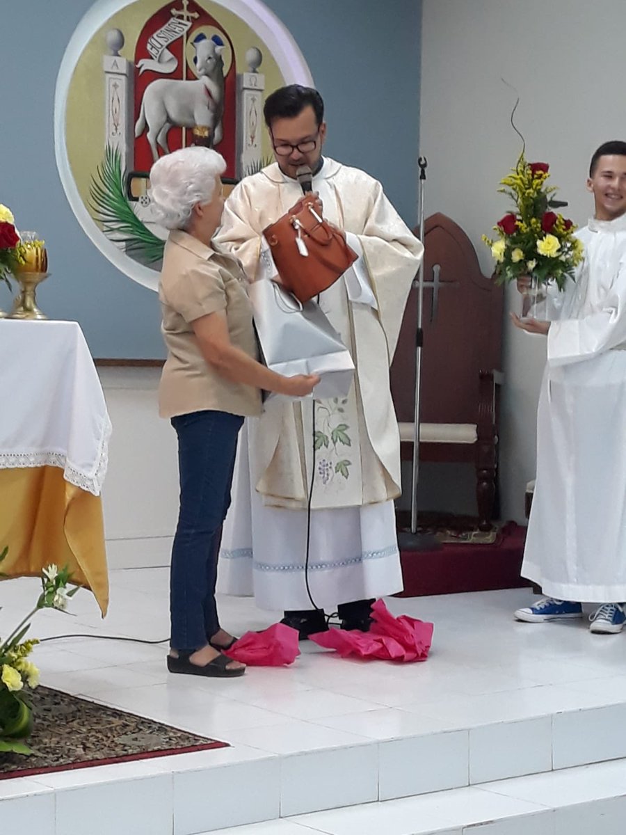 PadreOLugo's tweet photo. HOY rendimos HOMENAJE en Misa a una gran MUJER, SECRETARIA y CONSAGRADA. Gracias Hna. María Victoria, Operaria Parroquial, por su trabajo hecho con tanto profesionalismo, amor, y entrega apostólica. ¡Dios te bendiga! #SecretariaParroquial #OrgulloPlayero https://t.co/RYavJgZGmx