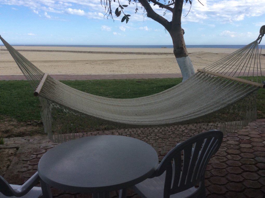 Estas son las habitaciones de primer piso con hamaca, pregunta por ellas cuando reserves.