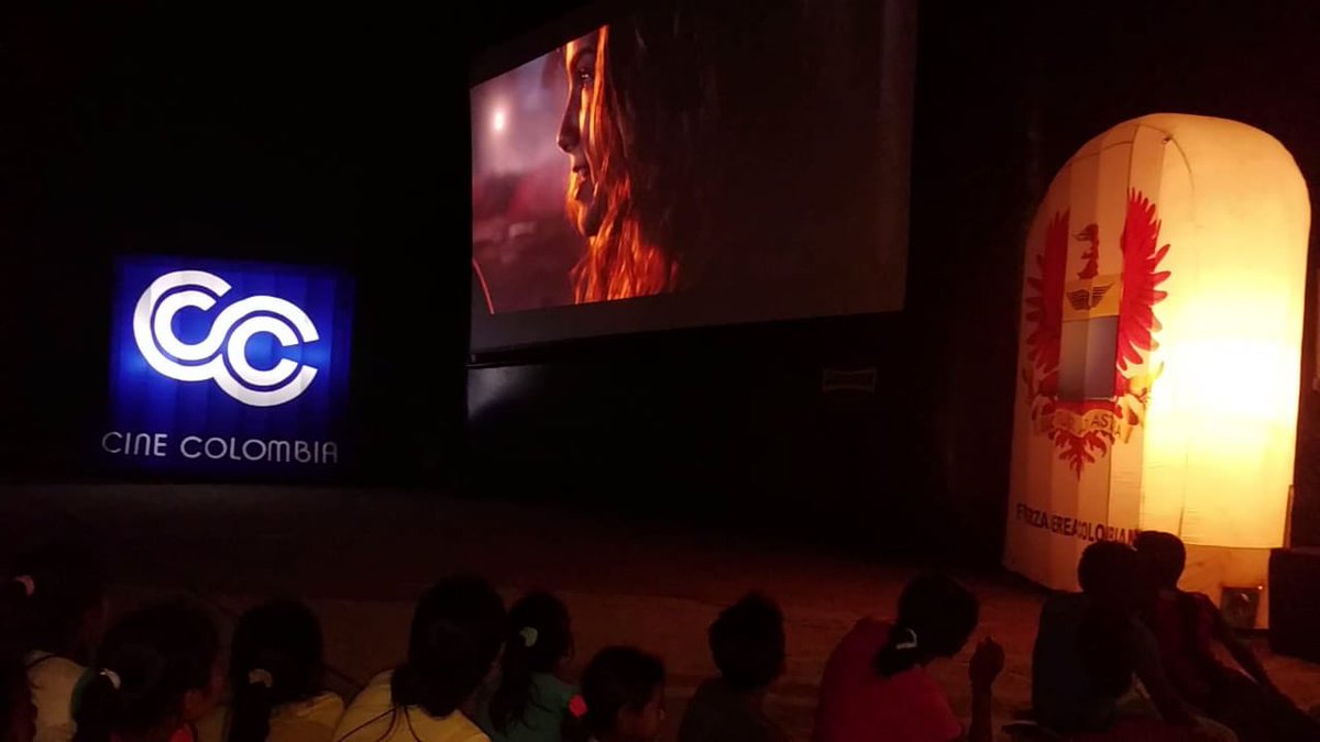 FuerzaAereaCol's tweet photo. Esta noche los habitantes de Cumaribo  #Vichada por primera vez tendrán la oportunidad de ver películas como si estuvieran en una sala de cine, gracias a la alianza entre @FuerzaAereaCol y @Cine_Colombia #GAORI #FTCARES #100AñosProtegiendoLaNación https://t.co/nzoI6GgUyf