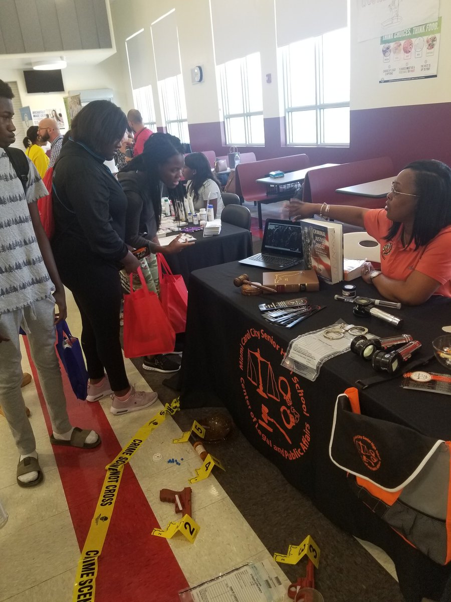 CarolCitySr1's tweet image. Chiefs in action county-wide!  Academics, Activities, &amp;amp; Athletics
#District1inAction 
#CommunityResourceFair 
#TrackMeet
#FSA/EOC Saturday School Camp
#OneTeam#OneGoal#NoLimits 
🧡🖤🧡🖤🧡🖤🧡🖤