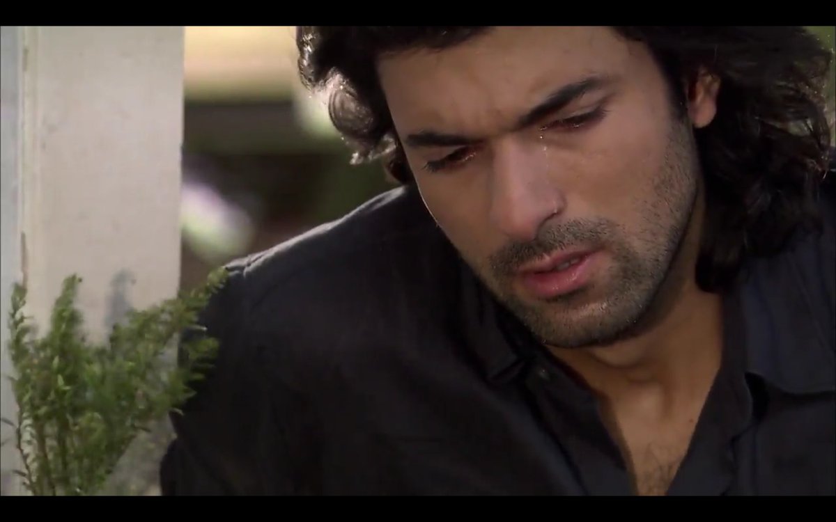 FatmagulEspana's tweet photo. Kerim recordando las palabras de Meryem,en la tumba de su madre 😭😭-No tienes mi bendición ,tu madre estará revolviéndose en la tumba #VuelveFatmagül 

Me sigo arrodillándo ante este impresionante actor #EnginAkyürek 👋👋👋👍 @Artistanbul1 https://t.co/sQHnvhhCkC