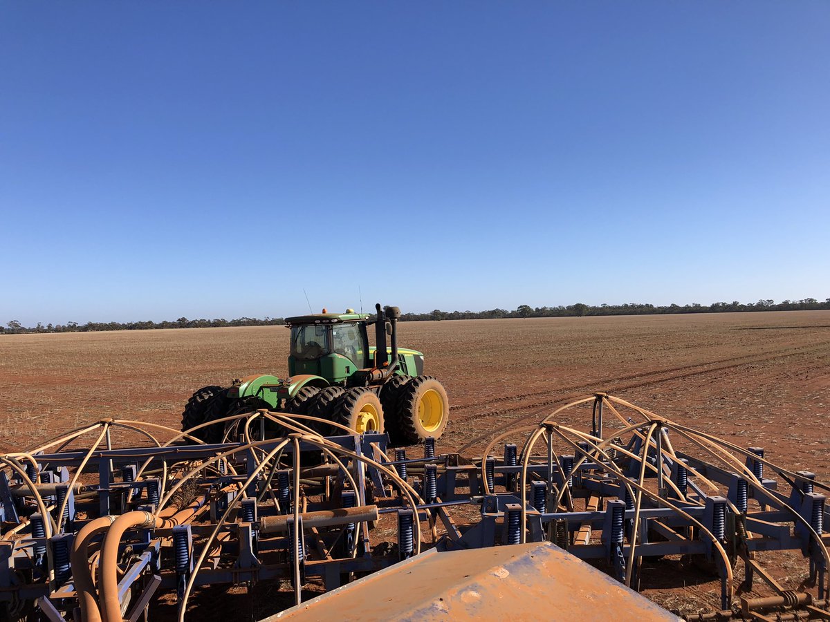 em_ayliffe's tweet image. Brings a whole new meaning to the term seedy Sunday’s 😂 #fledgingfarmer #weekendjob #moisturesowing