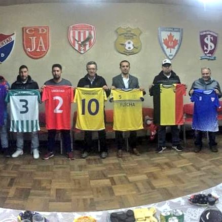 ClubFlecha_'s tweet photo. Nuevo Equipamiento Deportivo 🎽⚽️‼

Anoche, en la Asociación Unión Arenas Montt, el Presidente de nuestro Club, Jorge Bustamante, recibió nueva implementación deportiva para las series del Club más dos nuevos balones .
Irán en directo beneficio para nuestros jugadores 💙💛⚽️ https://t.co/xgGXRLi4bm