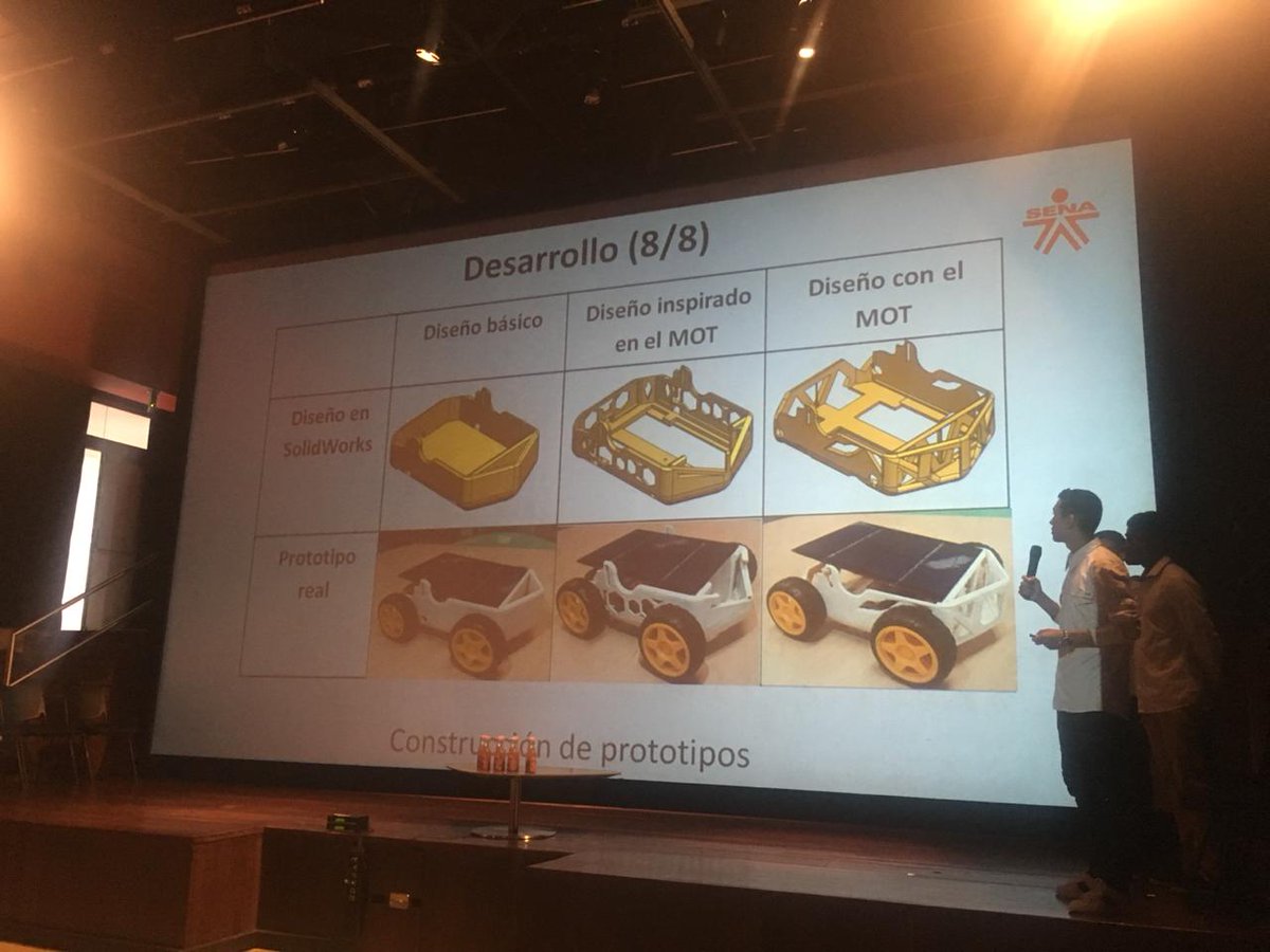 Hoy en el Foro Niños y Niñas  construyendo el Futuro de la Ciudad, organizado por Low Carbon City en #Medellín, la Tecnoacademia #SENNOVA, participó con el proyecto “Diseño de un vehículo solar mediante el uso del
Método de Optimización Topológica ( MOT)”. #SomosSENA innovando 💪
