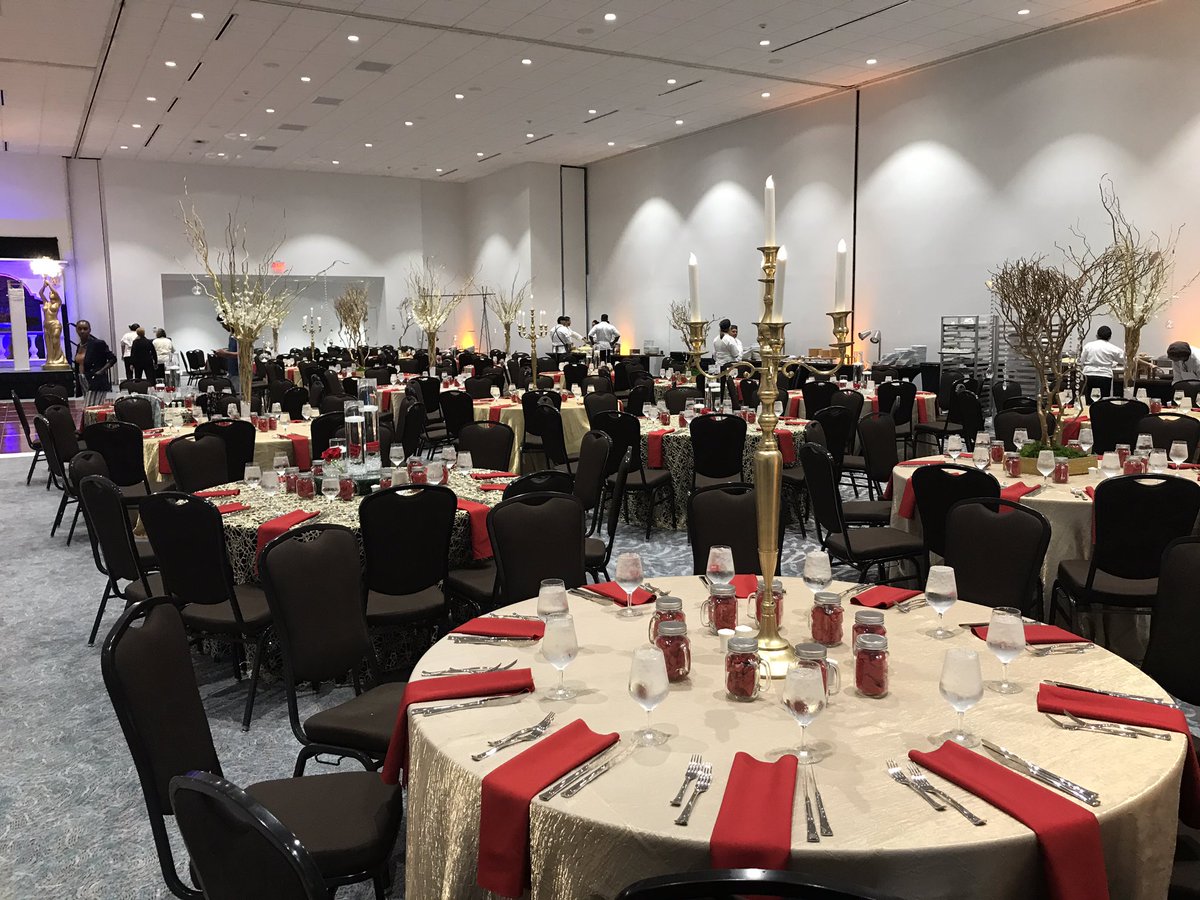MichaelSakowicz's tweet photo. #MBSH 2019 Prom Time! #HiTides #Beach β οΏΌfeeling fantastic at Miami Beach Convention Center. https://t.co/3XDYCBbqw6