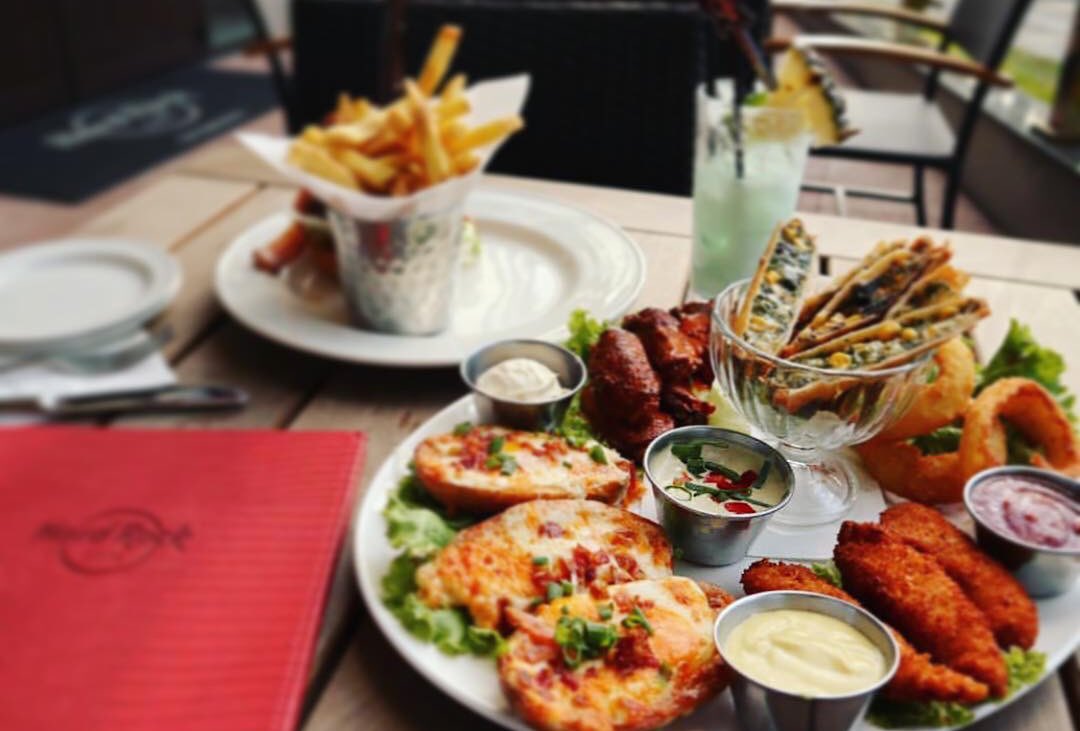 Lunch is better when we eat together.
#HardRockCafe #SundayFunday