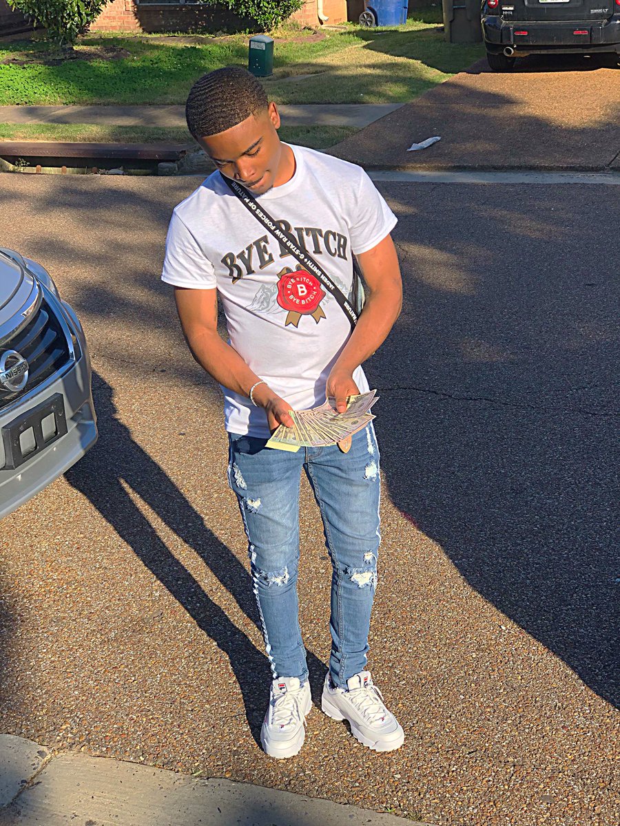 CmgDaBarber's tweet photo. ByE bITcH🚯👋🏽 #ForeverCMG #ThaCommittee https://t.co/VOEGIXrECH