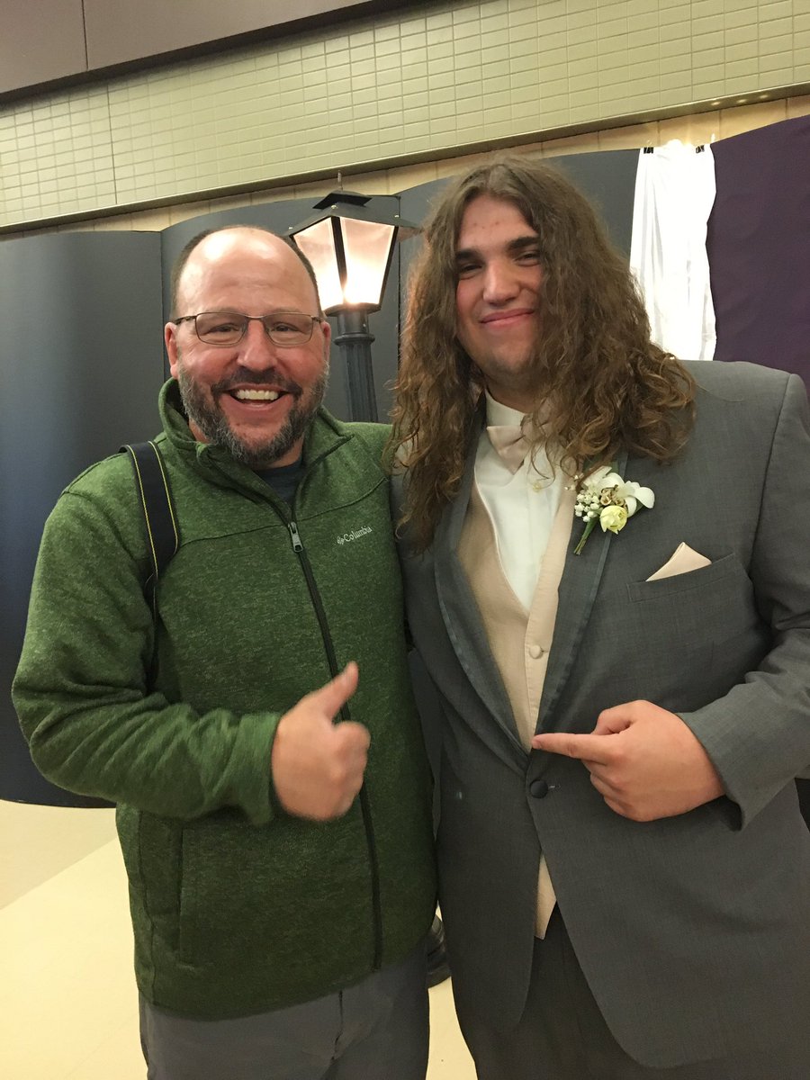 tonybarnack's tweet image. Hey Look! 👀 
I found @Jon2020Jon @ Prom 2019!
#LookingDapper