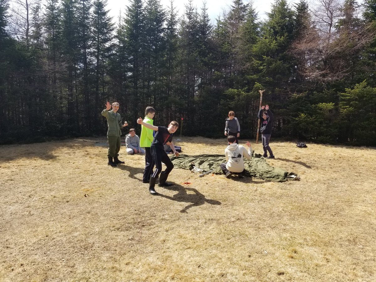 905VikingRCACS's tweet photo. WO2 Sinnott guiding first years in how to set up a bell tent. #survivalweekend #beautifulday https://t.co/xz5gOK56So