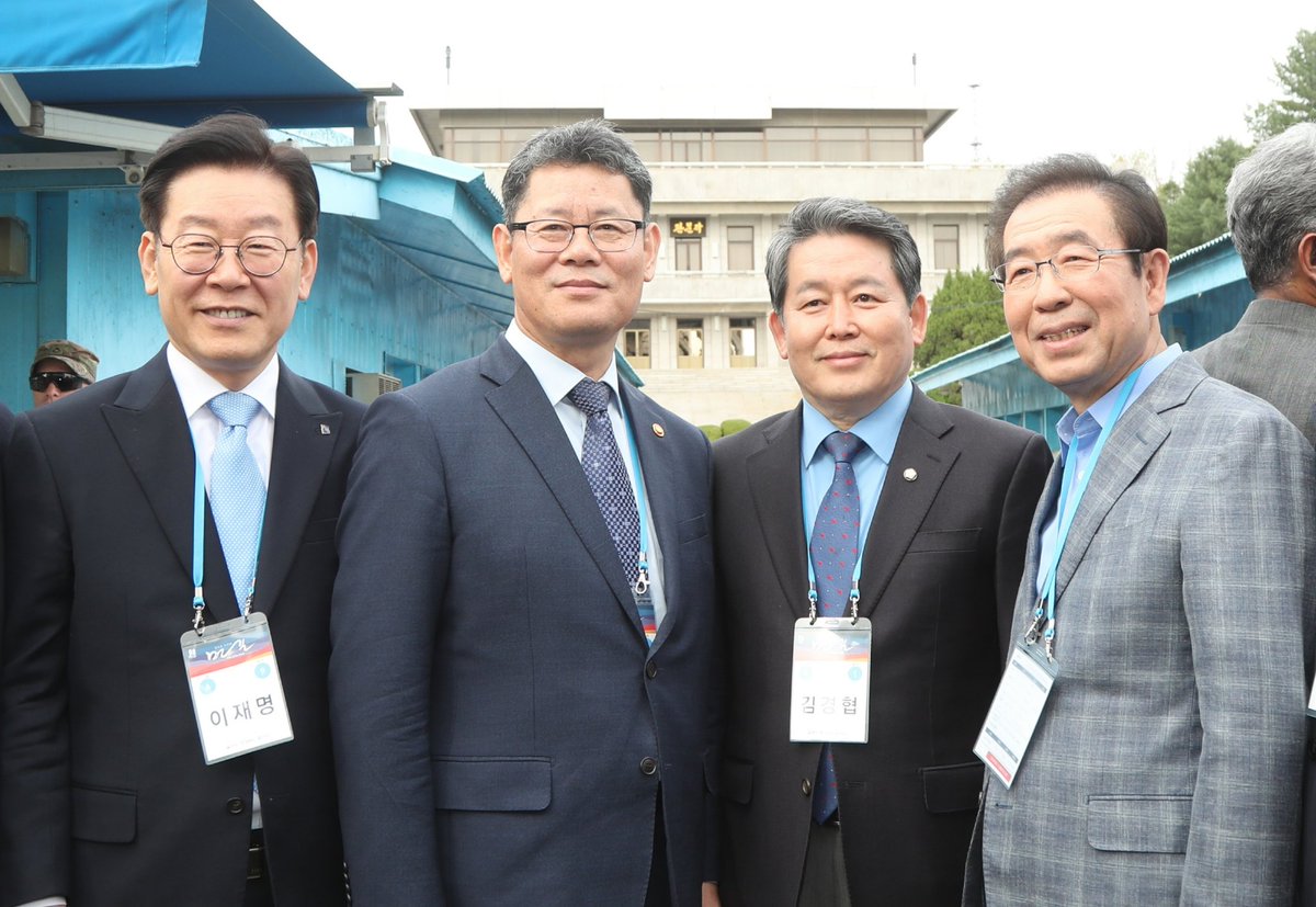 <평화의 길, '먼 길'이지만 꼭 가야할 길입니다>

4.27 평화선언 기념행사가 어제 경기도 파주 판문점에서 개최되었습니다.

한반도 평화와 번영의 길은 얼마나 걸릴지 모를 먼 길입니다. 그래도 가야할 길입니다. 지치지 말고 꾸준히 나아갈  수 있도록 함께 응원하고 관심가져주시기 바랍니다.