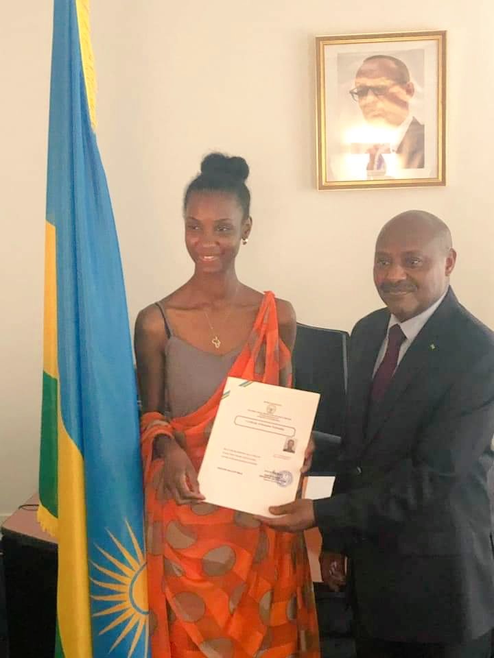 #France Très belle cérémonie de naturalisation de <a href="/hawademe/">Hawa Deme</a> <a href="/UrugwiroVillage/">Presidency | Rwanda</a> <a href="/RwandaMFA/">Ministry of Foreign Affairs & Int'l Cooperation</a> <a href="/RwandainFrance/">🇷🇼Rwanda en France🇨🇵</a> m.facebook.com/580346487/post…