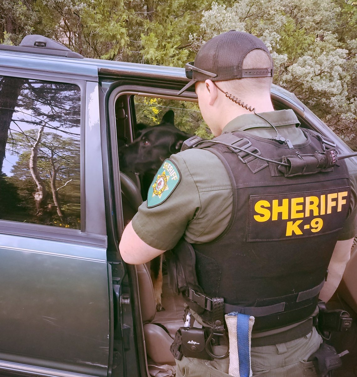 edsod761's tweet photo. #EDSO Deputies with the assistance of @canine_apollo arrested a wanted fugitive in the Georgetown area of El Dorado County. The suspect and his passenger had multiple outstanding warrants and had been on the run for over a month!! #nightwatchnation #canthide #K9  #felony https://t.co/7QI4J13UHe