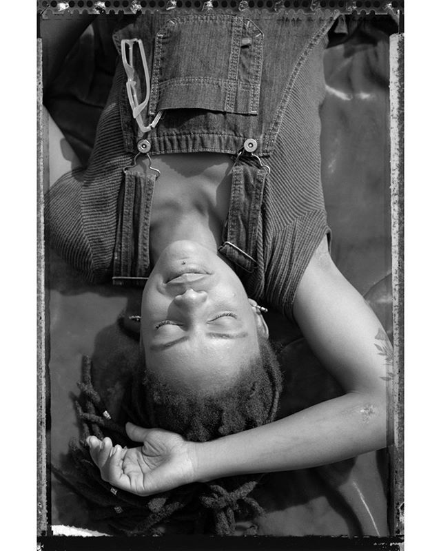 while strolling through the park, on my vacation, I had the opportunity to meet the lovely @flowers_nherhair. Thanks for the positive vibes!  #dreads #egracephotographer #ericgracephotography #flowers_nherhair #melanin #natural #parkflow #peace #queen #v… bit.ly/2PAsCzb