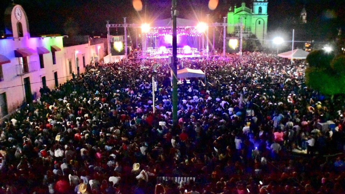 FENAE2020's tweet photo. #SoledadNosUne #SabeAFiesta || ¡Concierto histórico en la #FENAE2019! @Grupo_Bronco sacude Soledad de Graciano Sánchez. Nota: https://t.co/whZ57MBfkb https://t.co/sBO8Vy6Yhi