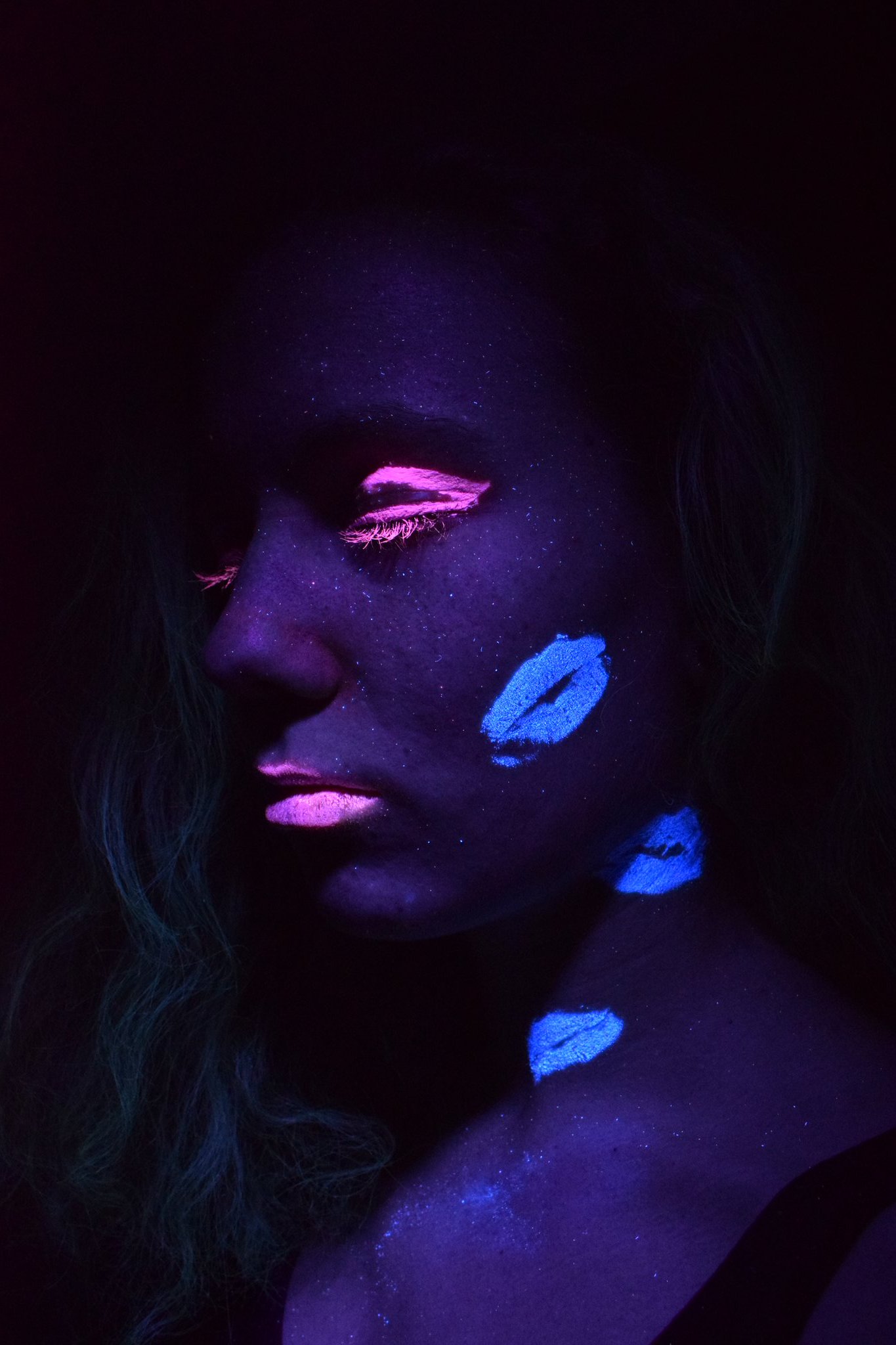 Christian on X: "normal people have no idea how beautiful the darkness is  💭 #blacklight #portrait #neon #paint #eyes #art #colors #uv #schwarzlicht  #blue #lips #pink #kiss #blacklightphotography #kunst #kisses #glow # photography #augen #arte ...