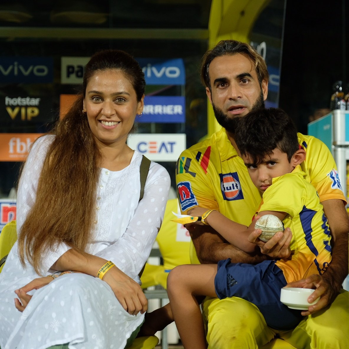 ChennaiIPL's tweet photo. Super Familia! #WhistlePodu #Yellove 🦁💛 https://t.co/NWYdv6t5iI