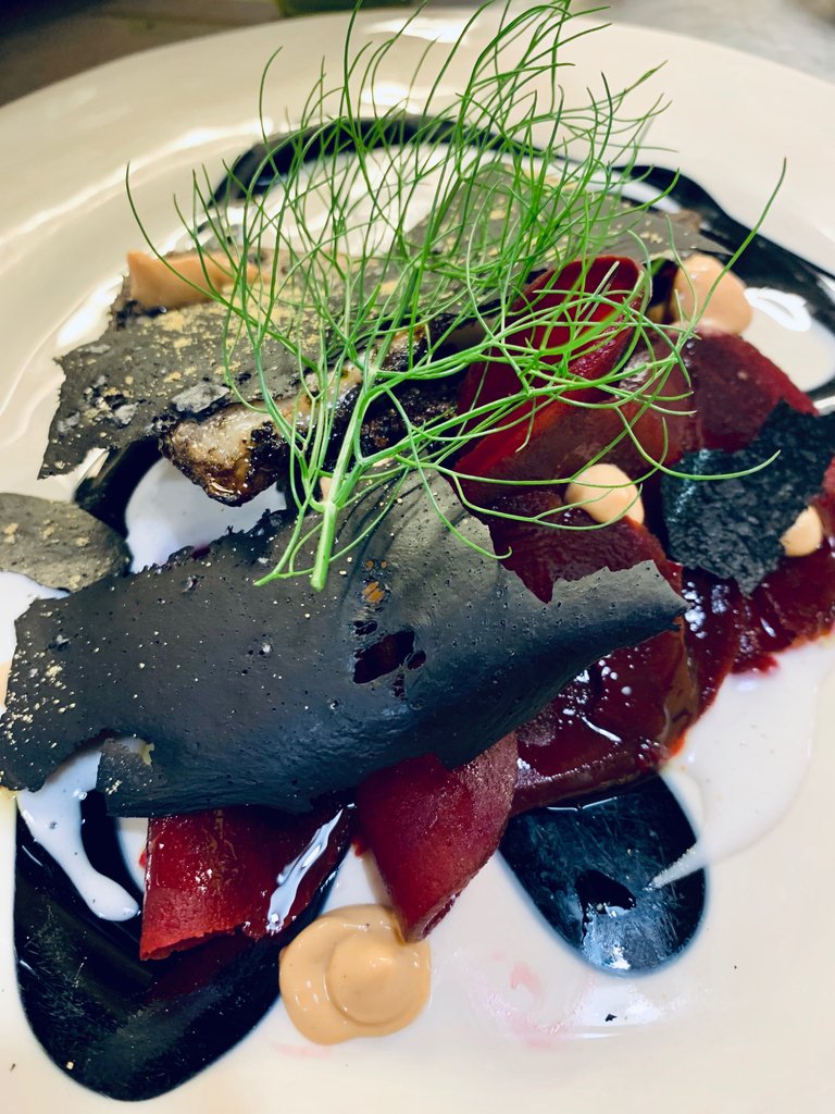 Seppia Nera, Latte di Mandorle, Maionese di Ricci di Mare e insalata di Rape Rosse, Gioca con Noi⁣

#locandaliuzzi #food #foodporn #yummy #instafood #foodie #foodgasm #eat #foodbloggen #michelinguide #ristorantecattolica #ristorantegourmet #ristorantedipesce #rivieraromagnola