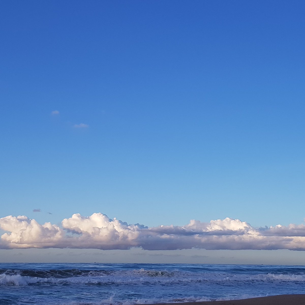 T'espero entre les dues línies del blau més intens. La passió del mar i la calma del cel. #bondia #casa #llar #elmeublau