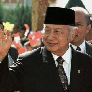 Soehartolong aku ingin dirinya
rindu padanya, memikirkannya
namun mengapa saat jatuh cinta
sayang sayang dia ada yang punya 
-orba n the nuno-