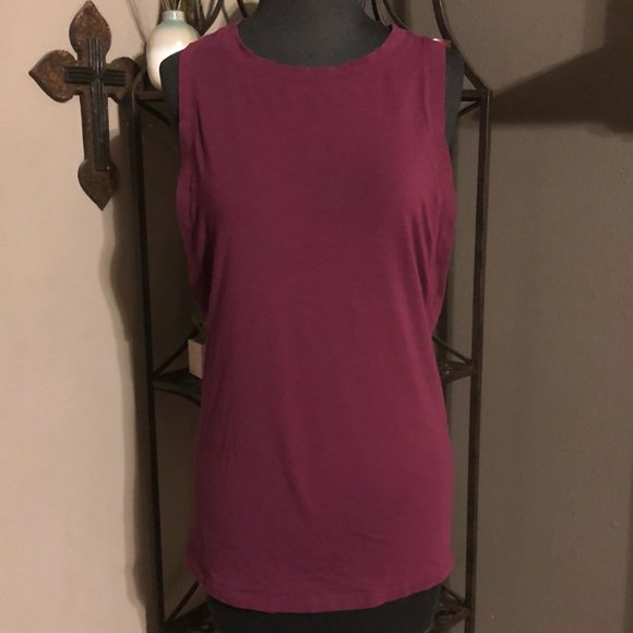 CaitlinClerque's tweet photo. So good I had to share! Check out all the items I'm loving on @Poshmarkapp from @TorreJohnson #poshmark #fashion #style #shopmycloset #buyertoo #underarmour #missposh: https://t.co/Ag8sP2kca4 https://t.co/XWhA6NgEKi