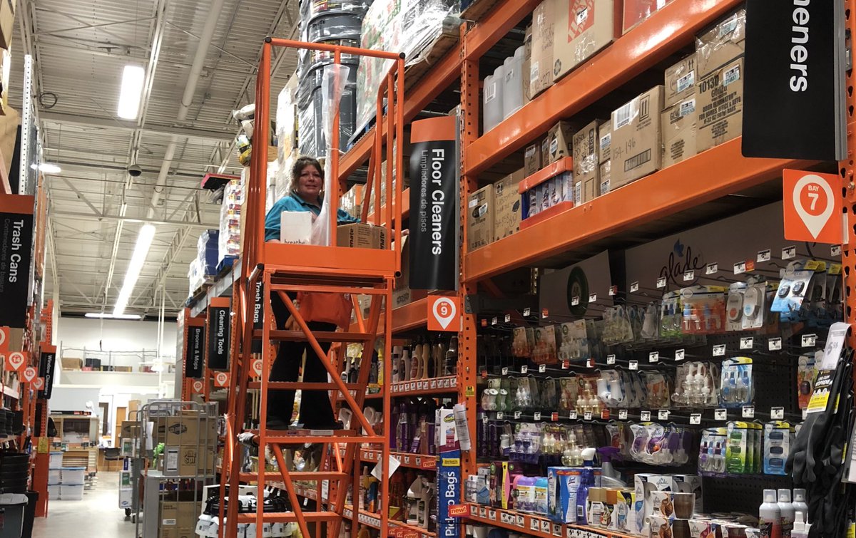 Head cashier Kate power pack-down-ing cleaning! Thanks Kate! <a href="/mcdaniels_mel/">Mel McDaniels</a> @MaeEvaWhite <a href="/sherhinkley/">Cherie Hinkley</a>