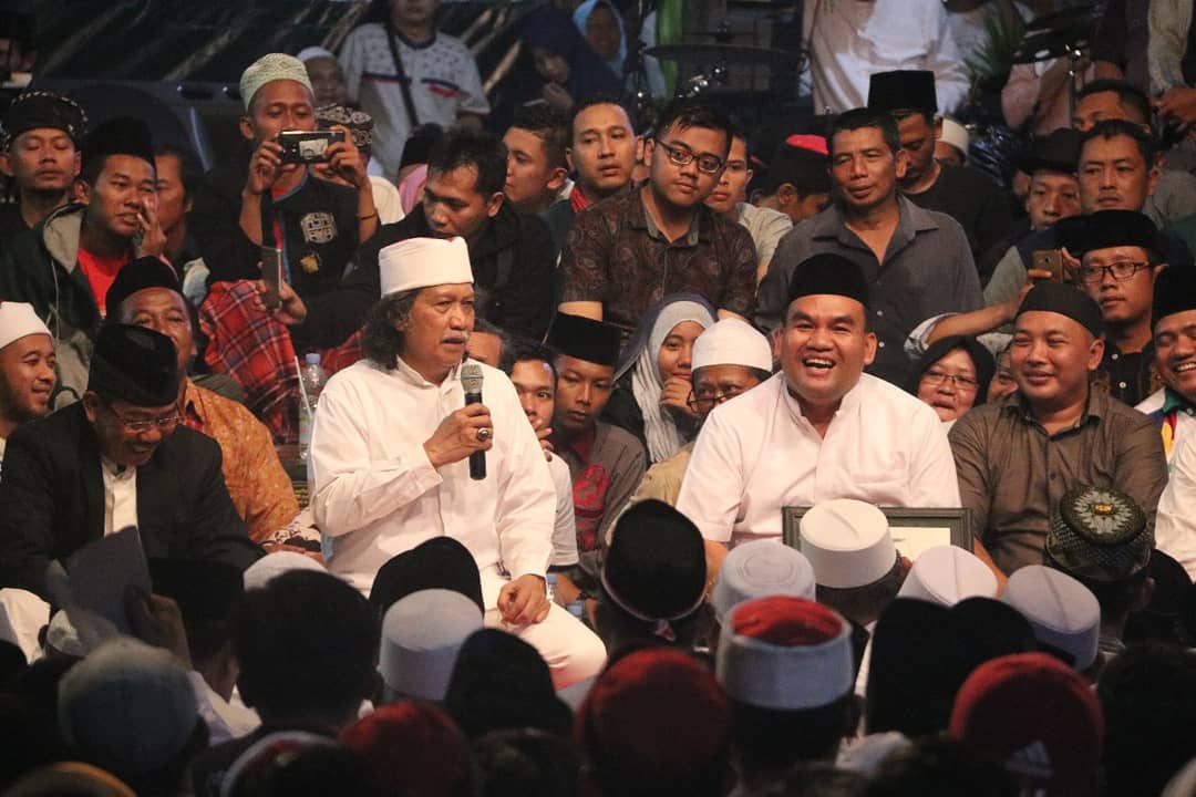 Semalam setelah menghadiri jamaah tahlil di Kebonrejo Banjarejo &amp; Akhirussanah Madin-TPQ Annuroniyyah Klagen Kedungtuban, lanjut Ngaji Bareng Abah Emha Ainun Najib (Cak Nun) di lapangan Tuk Buntung Kecamatan Cepu.
Berbaur dengan masyarakat, kita bersama sama "GOLEK DALAN PADHANG"