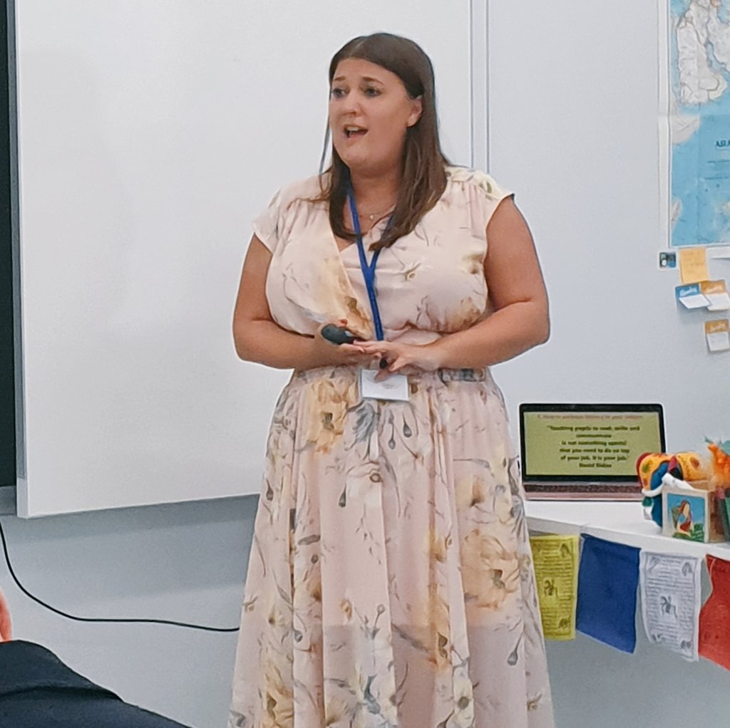 DigiLin_'s tweet photo. A must read CPD book: #lovetoteach. I learnt more about literacy impact and implementation in @87History hour of speaking than I have in a long time! Please put the popcorn reading down and pick up her book: #lovetoteach 
#rEdDXB @dubaicollege @ResearchEd1 #cobisinnovate19 https://t.co/7way5gfYfr