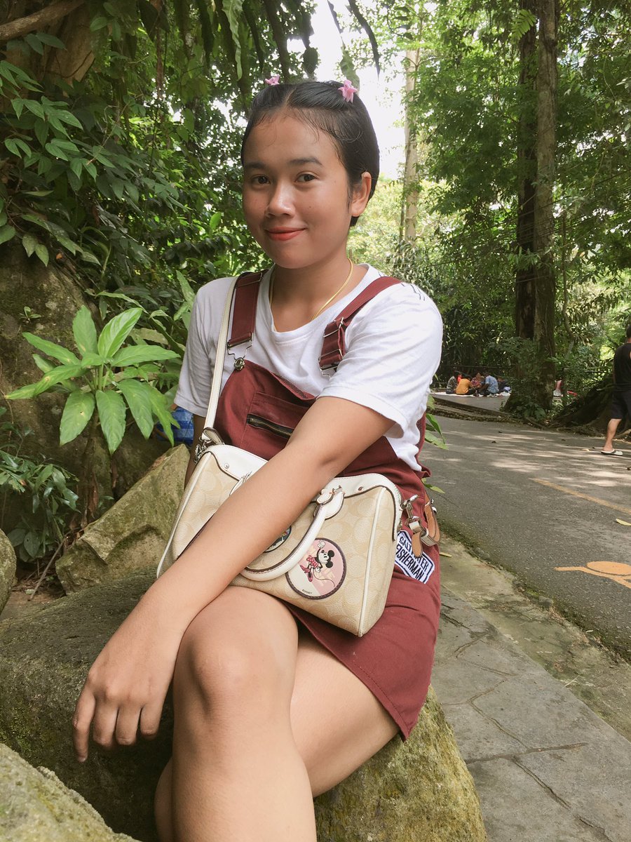 Chanthip13's tweet image. มีพบก็ต้องมีจาก "ไม่จากเป็น ก็จากตาย
ไม่มีใครรู้อนาคตได้เลย ว่าจะมีวันพรุ้งนี้กันอีกหรือไม่ แต่เรามีวันนี้แน่ๆ 
เมื่อมีโอกาสได้พูด ให้พูดวันนี้ มีโอกาสได้ทำ ให้ทำวันนี้
เพราะบางครั้งคำว่า "ไว้ทีหลัง" 
อาจเป็นคำว่า "ไม่มีวัน" ก็ได้ 😢