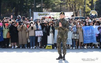jichangwook_id's tweet photo. [PHOTO] 190427 #JiChangWook Army Discharge
A man who is loved by many ❤️❤️
#WelcomeBackJiChangWook 

cr: xportsnews https://t.co/MUc4ynD0uH